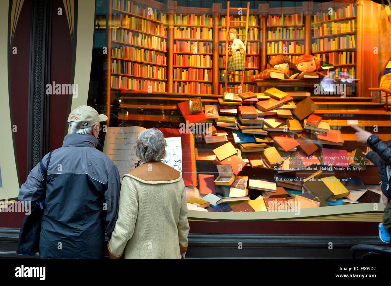 New York, USA. 9. Dezember 2015. Besucher sehen die Macy Urlaub Windows in Manhattan, New York City, USA, 9. Dezember 2015. Macys Urlaub Windows offenbart vor der Weihnachtszeit feiern den 50. Jahrestag der "A Charlie Brown Christmas" in 3D Szenen neu zu sechs Schlüsselmomente aus Charles Schultzs unauslöschlichen Cartoon Klassiker. © Wang Lei/Xinhua/Alamy Live-Nachrichten Stockfoto