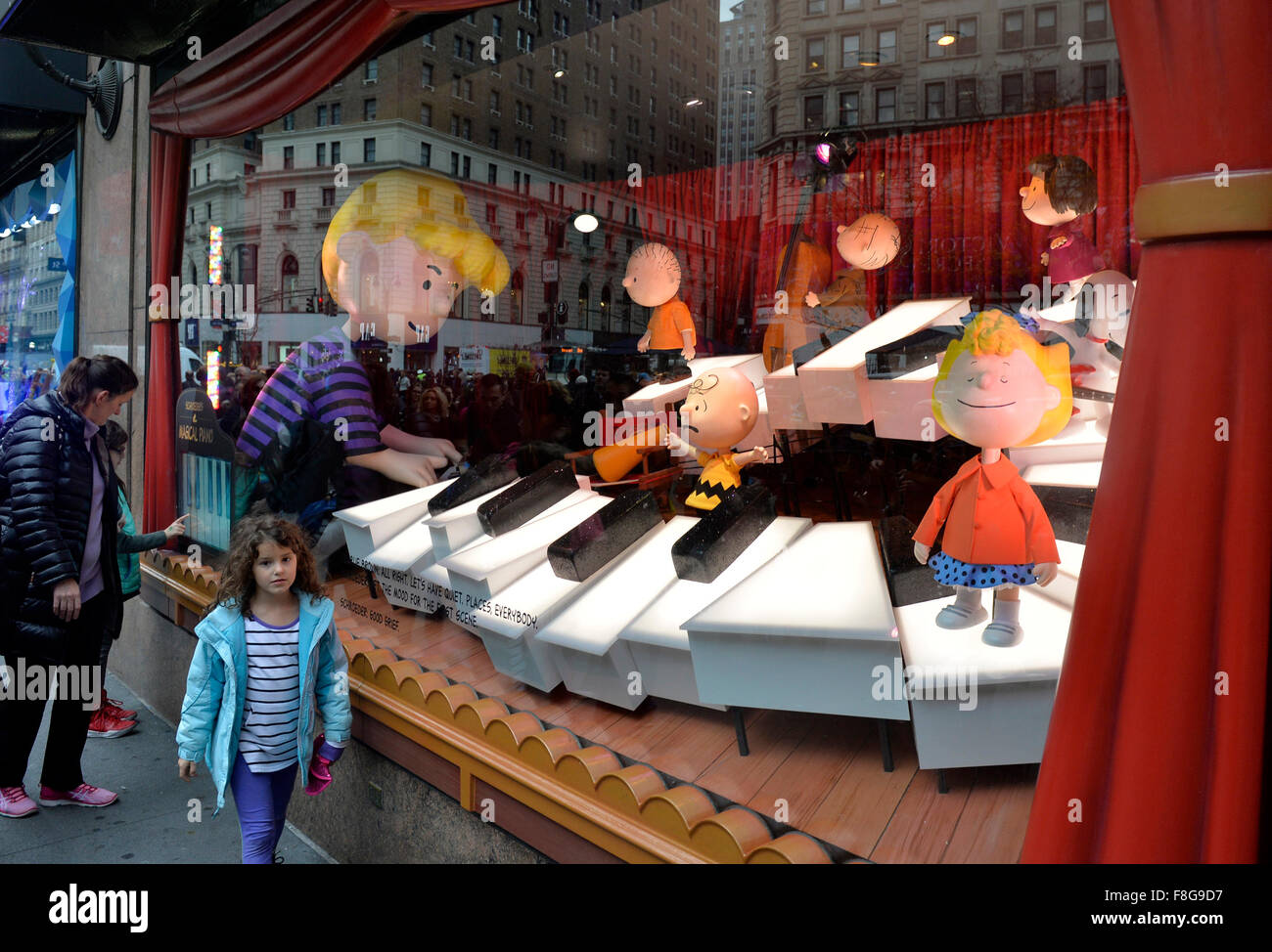 New York, USA. 9. Dezember 2015. Besucher sehen die Macy Urlaub Windows in Manhattan, New York City, USA, 9. Dezember 2015. Macys Urlaub Windows offenbart vor der Weihnachtszeit feiern den 50. Jahrestag der "A Charlie Brown Christmas" in 3D Szenen neu zu sechs Schlüsselmomente aus Charles Schultzs unauslöschlichen Cartoon Klassiker. © Wang Lei/Xinhua/Alamy Live-Nachrichten Stockfoto