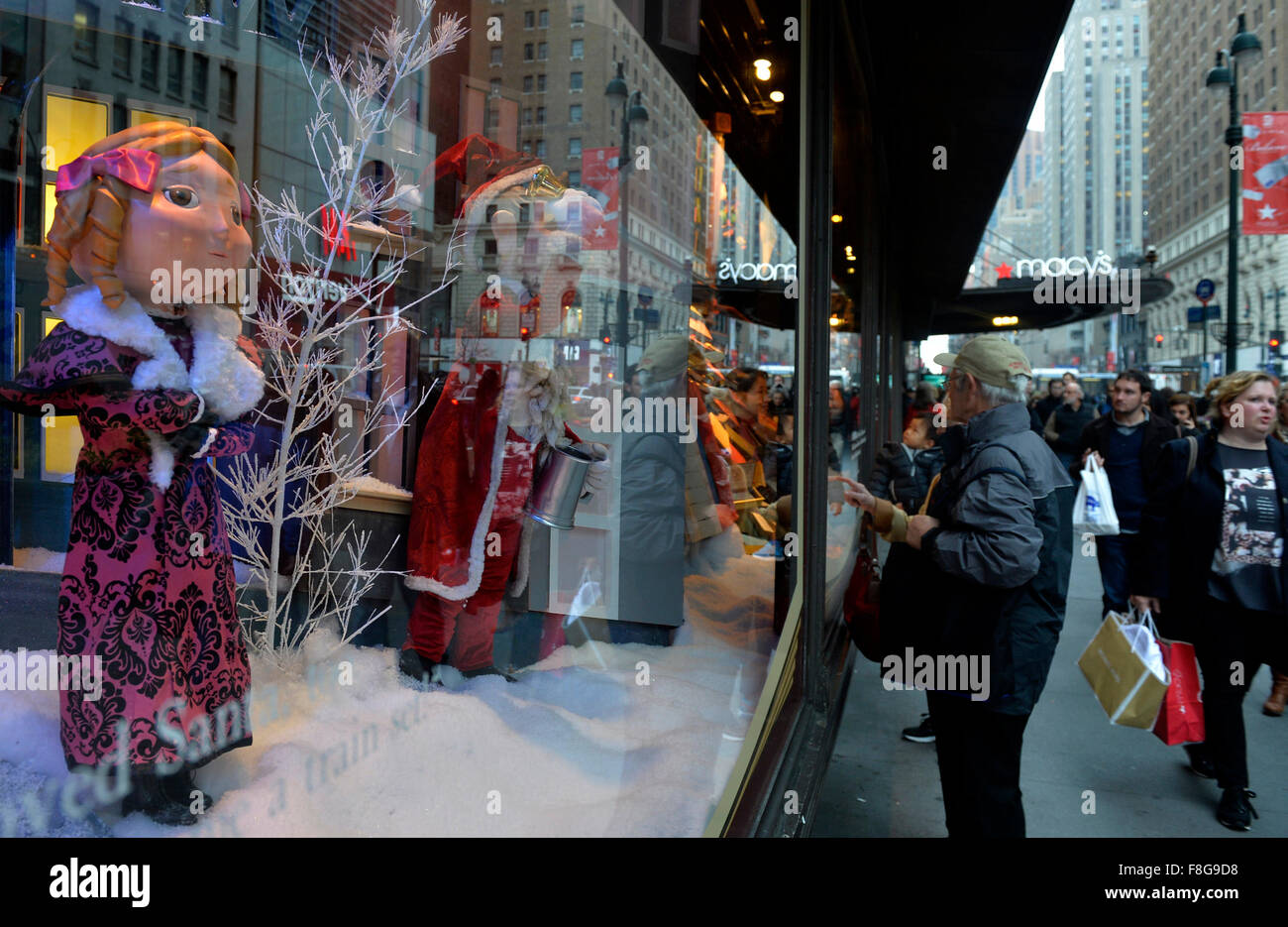 New York, USA. 9. Dezember 2015. Besucher sehen die Macy Urlaub Windows in Manhattan, New York City, USA, 9. Dezember 2015. Macys Urlaub Windows offenbart vor der Weihnachtszeit feiern den 50. Jahrestag der "A Charlie Brown Christmas" in 3D Szenen neu zu sechs Schlüsselmomente aus Charles Schultzs unauslöschlichen Cartoon Klassiker. © Wang Lei/Xinhua/Alamy Live-Nachrichten Stockfoto