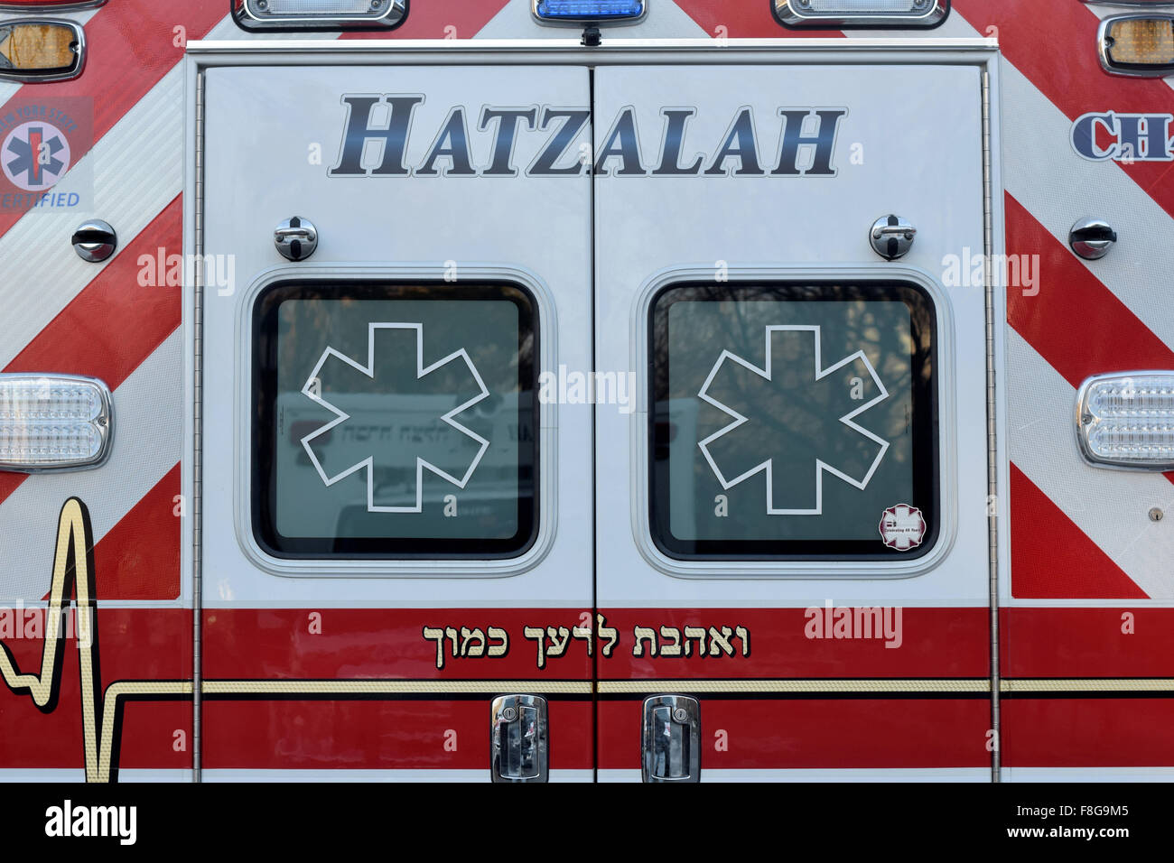 Die Rückseite des einen freiwilligen Hatzalah Ambulanz in Brooklyn mit dem hebräischen Ausdruck "Liebe deinen nächsten wie dich selbst." Stockfoto