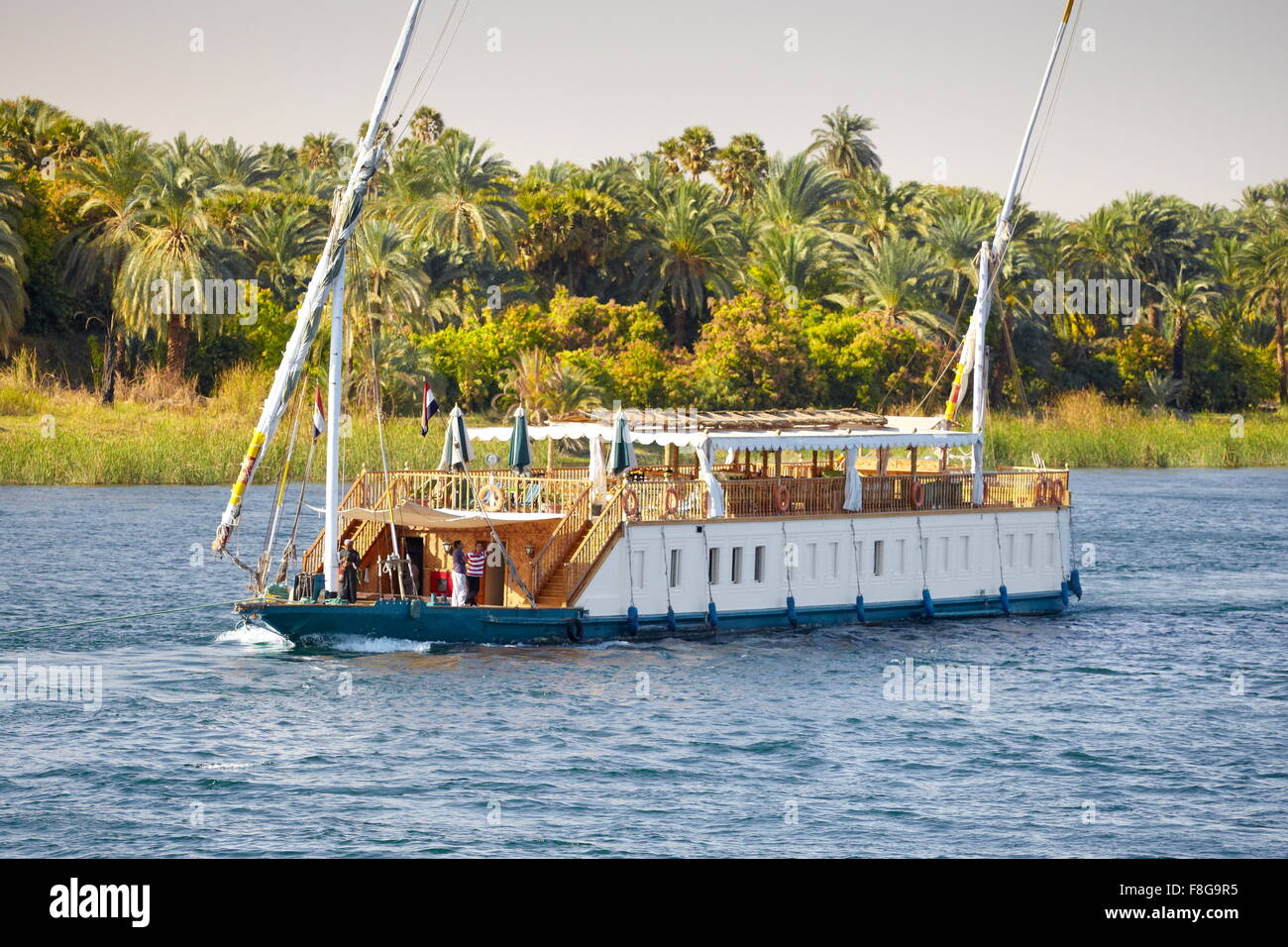 Ägypten - Nil-Tal in der Nähe von Assuan, kleine Kreuzfahrt Schiff, das den Nil nach Assuan Stockfoto