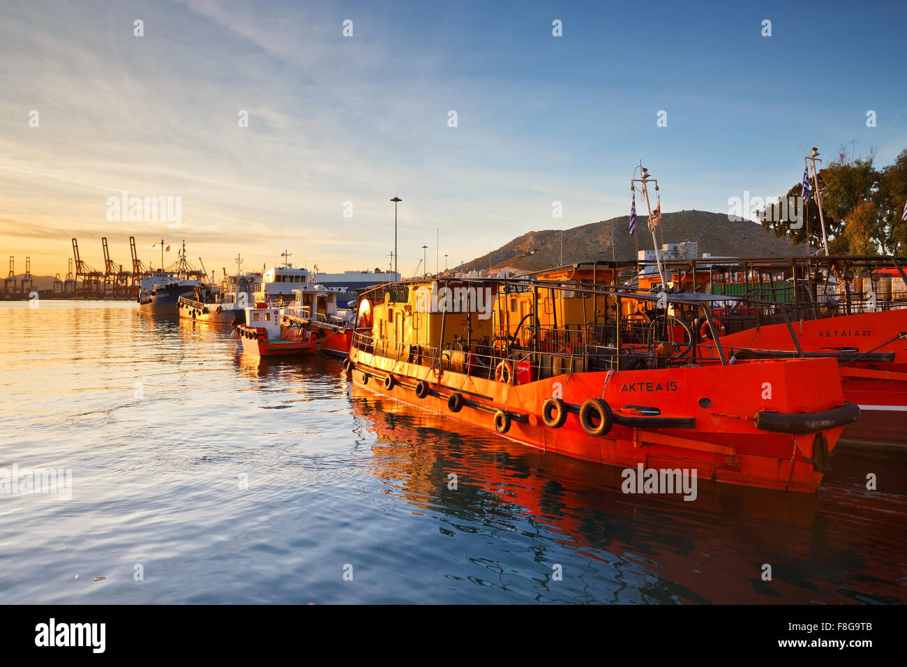 Öl und Schmutz Skimmer Boote bei der Container-Hafen in Piräus, Athen Stockfoto