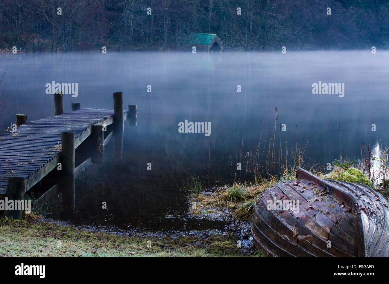 Morgen Nebel am Bootshaus Stockfoto