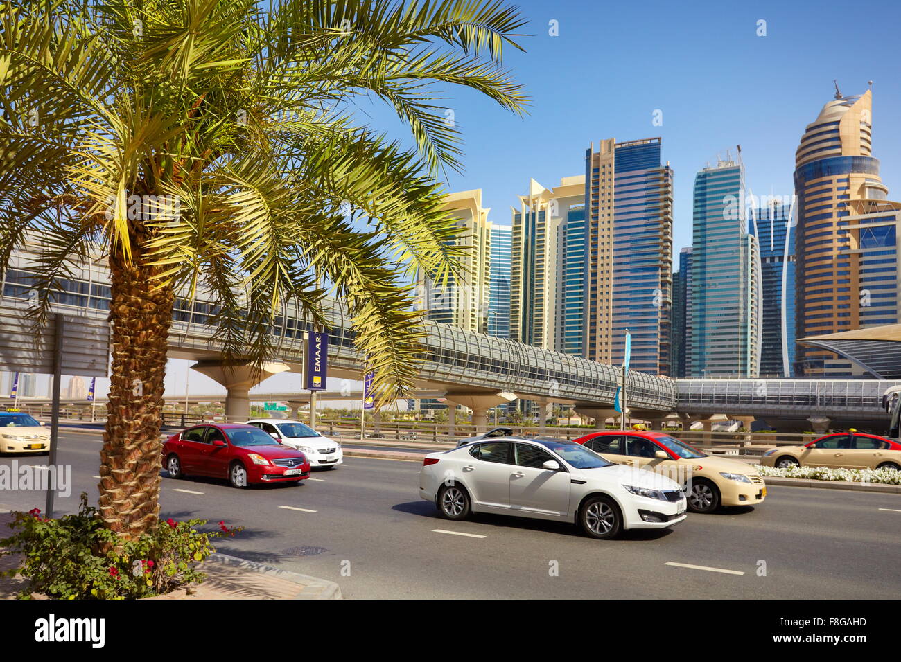 Dubai Transport - al Sheikh Zayed Road, Vereinigte Arabische Emirate Stockfoto