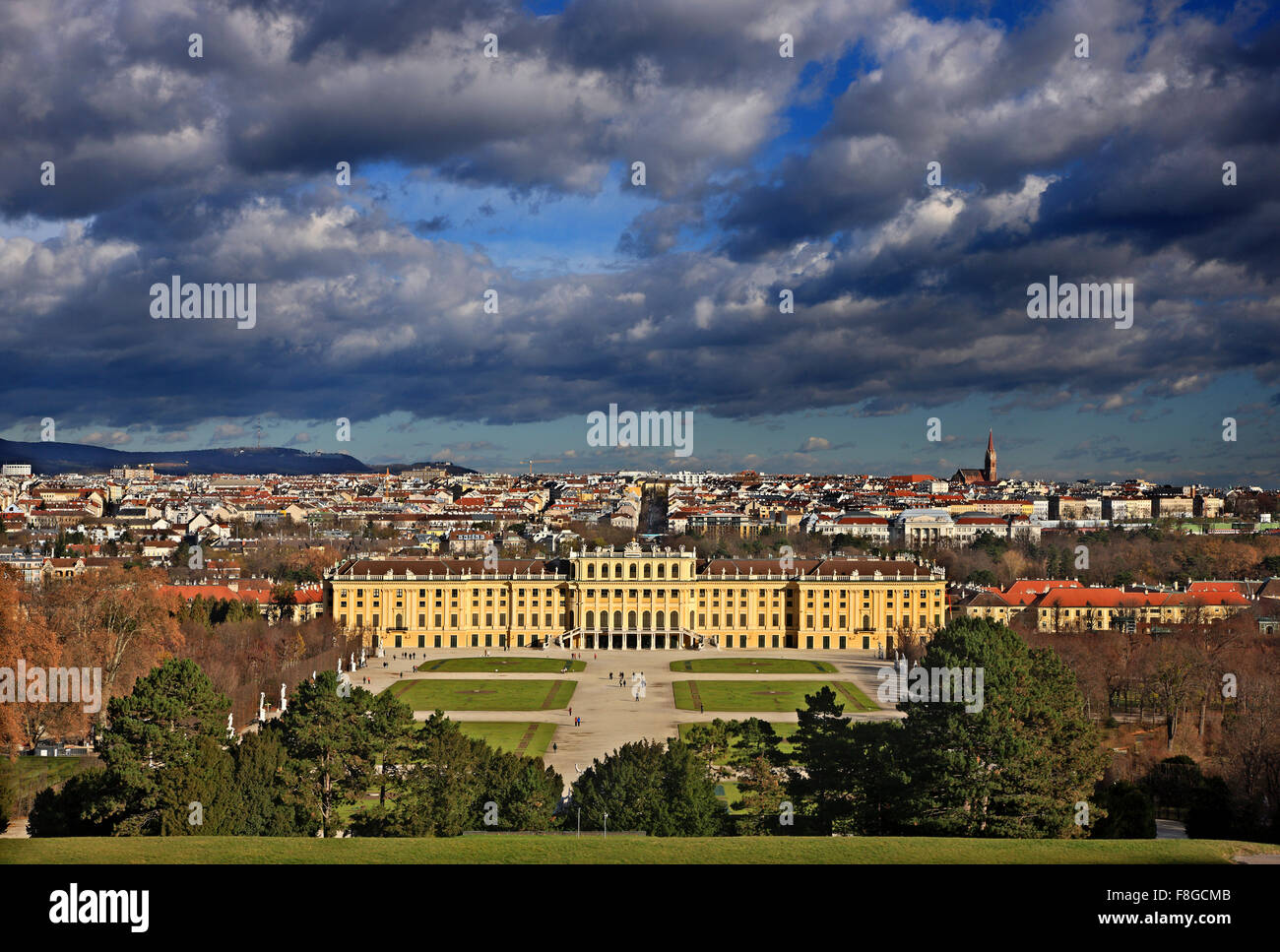Blick auf Schönbrunn, Sommerpalast der Habsburger und der Stadt Wien von der Gloriette. Stockfoto
