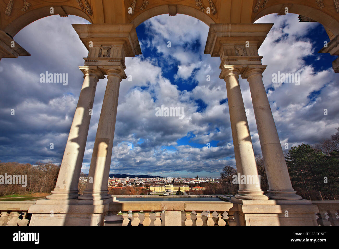 Blick auf Schönbrunn, Sommerpalast der Habsburger und der Stadt Wien von der Gloriette. Stockfoto