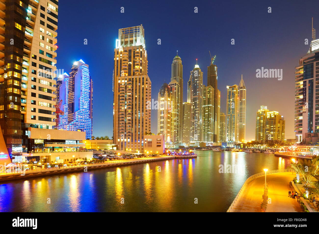 Skyline von Dubai Abend - Marina, Vereinigte Arabische Emirate Stockfoto