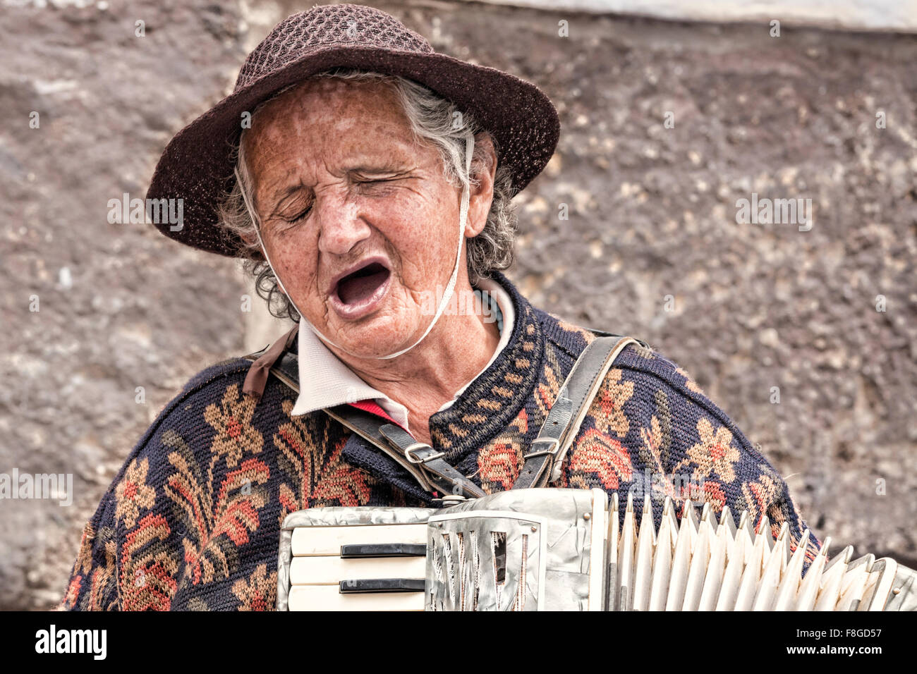 Frau spielt Akkordeon in der historischen Mitte, Quito, Ecuador Stockfoto