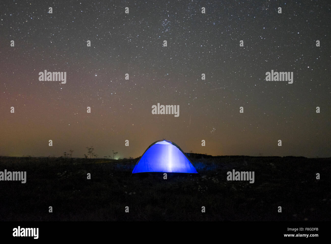 Leuchtende Zelt unter Sternenhimmel Stockfoto
