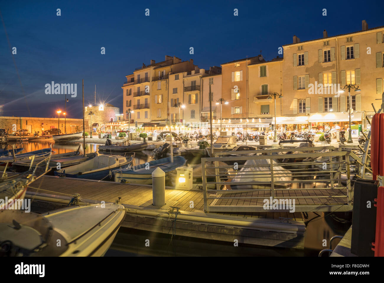 Boote angedockt in St Tropez Marina, Provence, Frankreich Stockfoto
