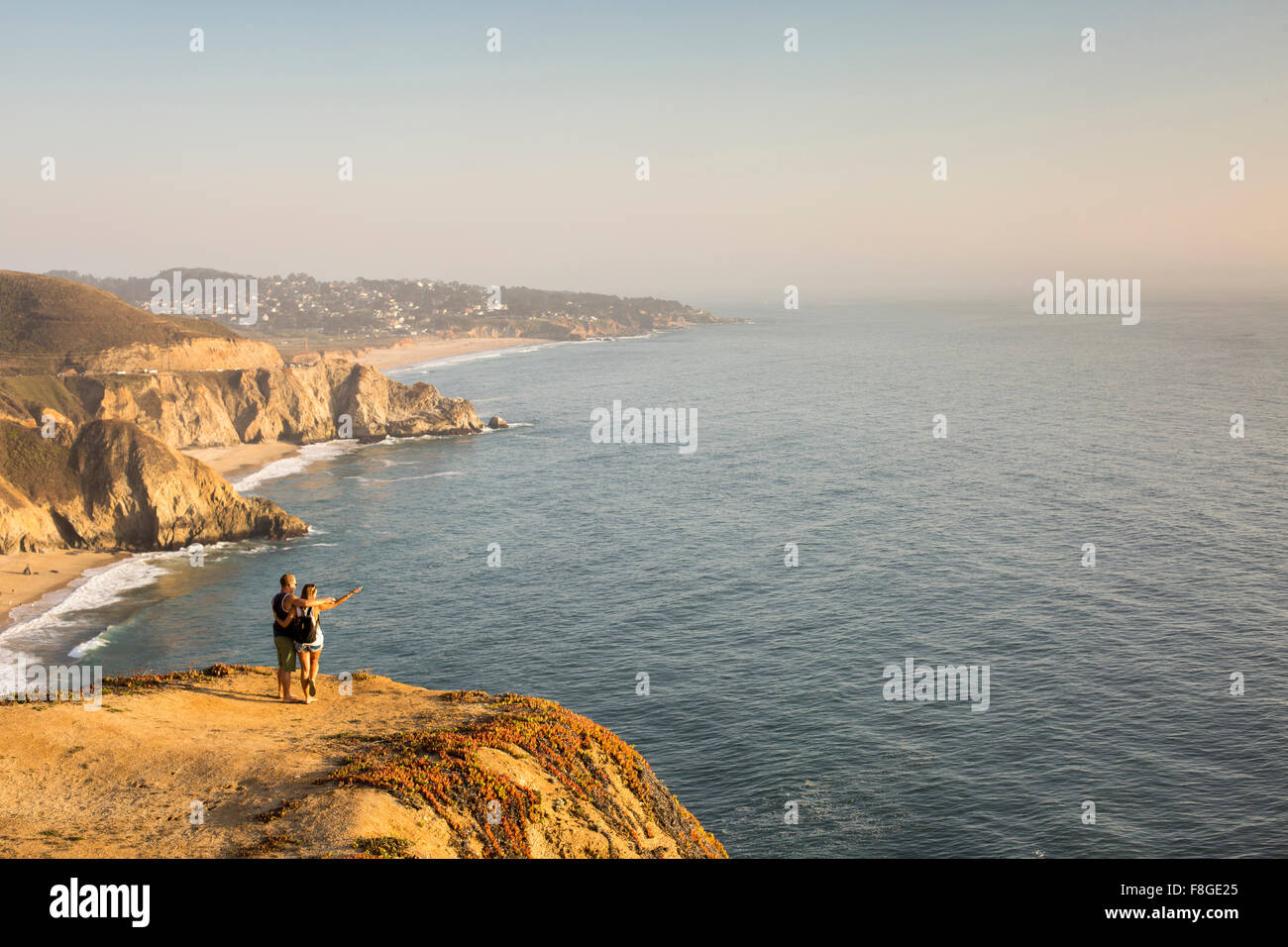Kaukasische paar auf Klippe Meereslandschaft zu bewundern Stockfoto