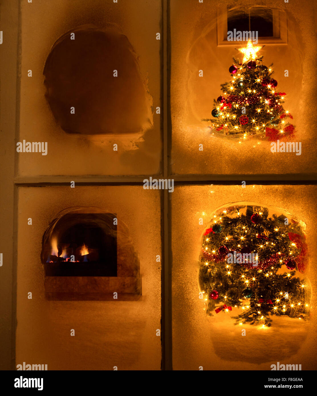 Weihnachts-Milchglas-Fenster noch mit leuchtenden Weihnachtsbaum und brennenden Kamin. Stockfoto