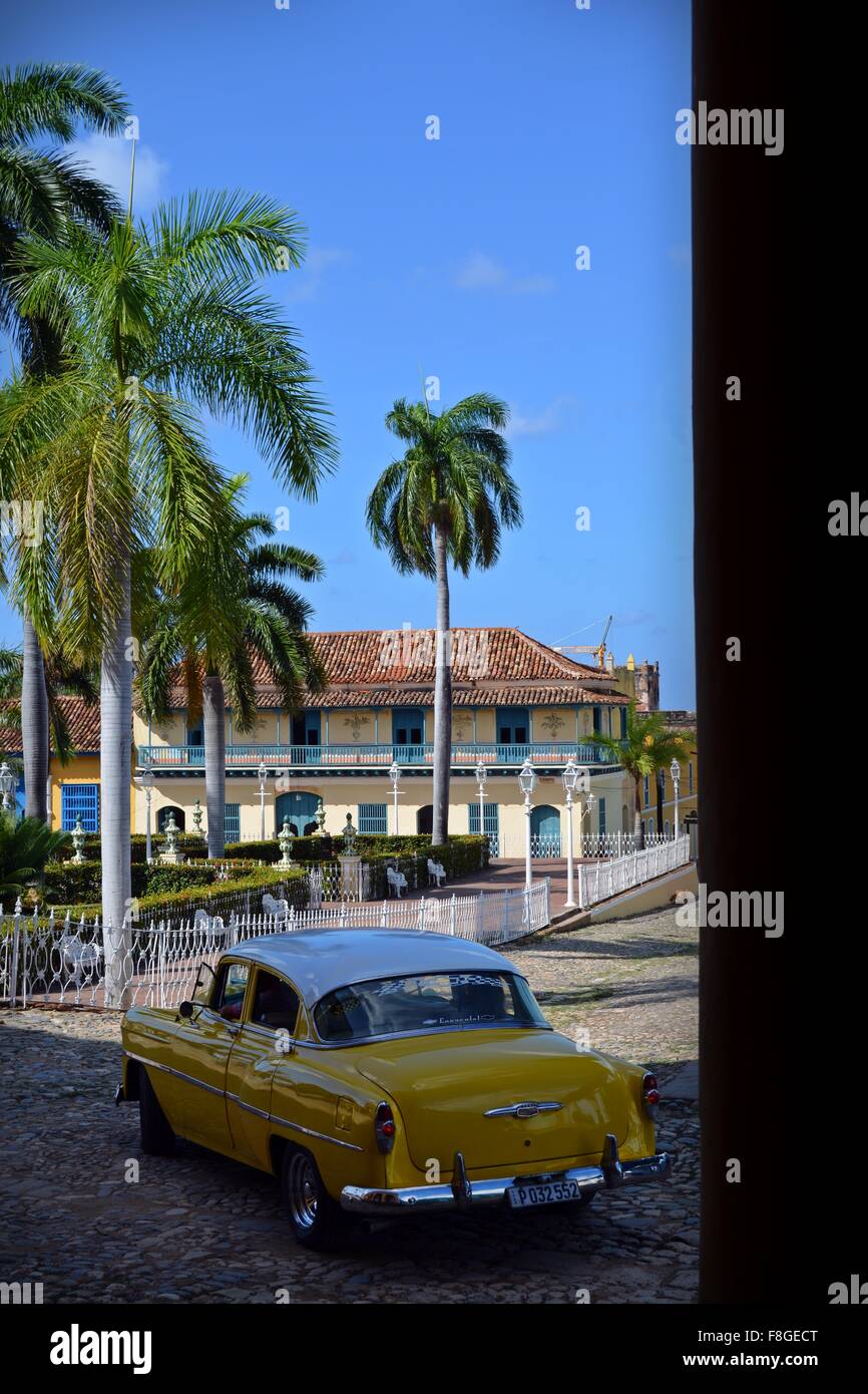 Vintage gelb getränkt Chevrolet in die Sonne fahren Plaza Mayor an einem ruhigen Tag in Trinidad Provinz Sancti Spiritus-Kuba Stockfoto