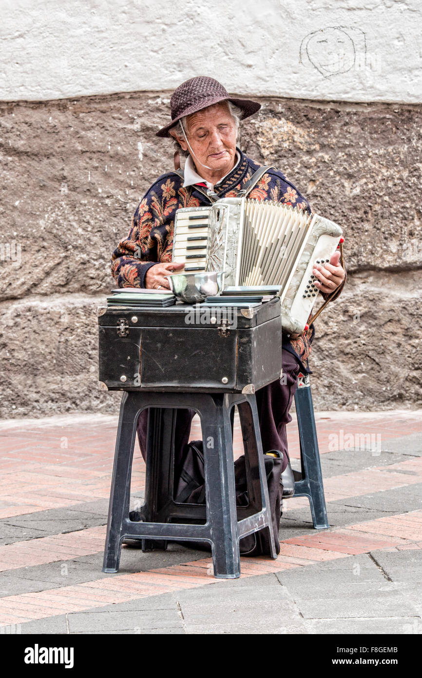 Frau spielt Akkordeon in der historischen Mitte, Quito, Ecuador Stockfoto