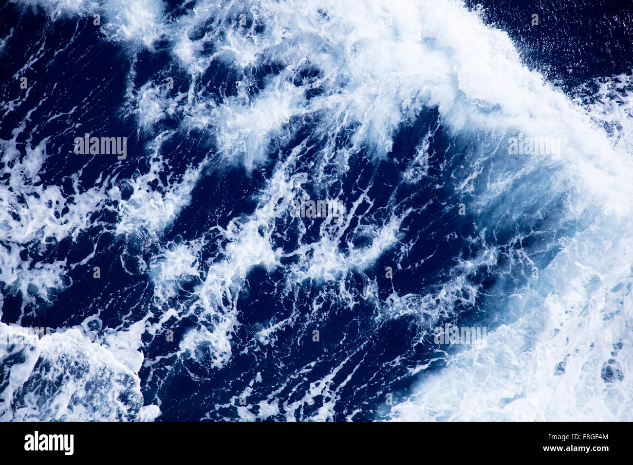 Grobe stürmischen Ozeanwellen Stockfoto