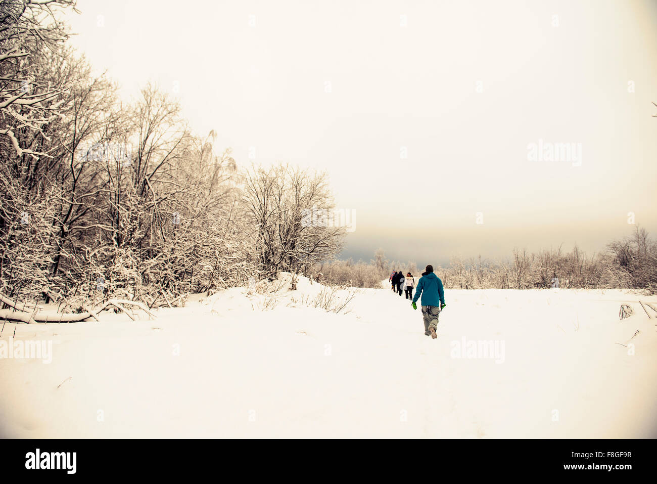 Kaukasische Wanderer Wandern im Schnee Stockfoto