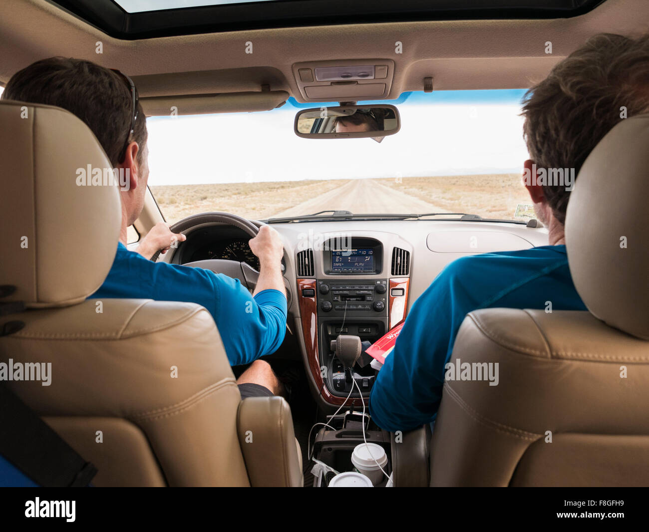 Kaukasische paar im Auto fahren Stockfoto