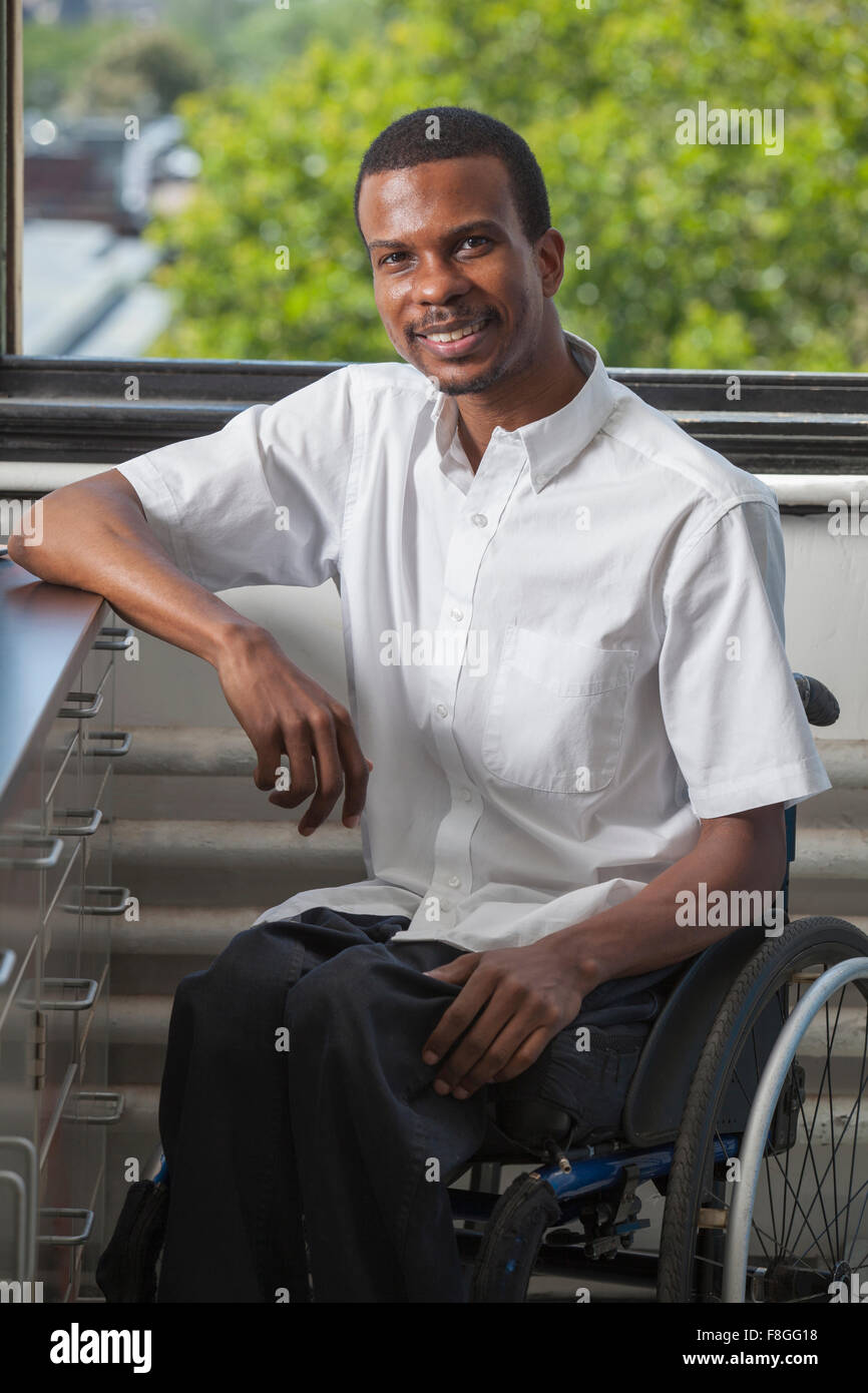 African American paraplegic Mann lächelnd Stockfoto