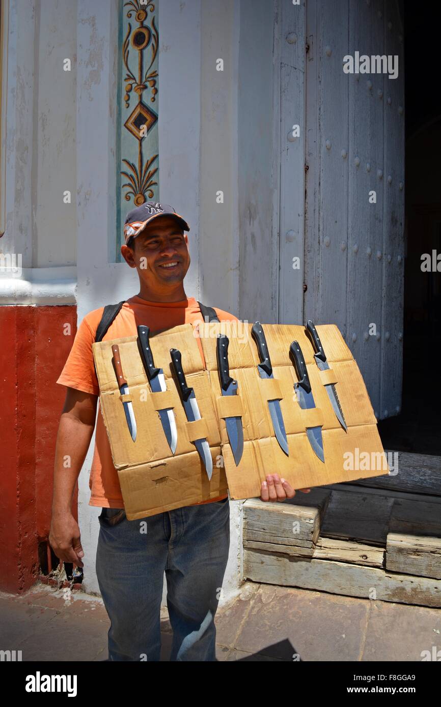 Messer-Verkäufer lächelnd in Trinidad Provinz Sancti Spiritus-Kuba Stockfoto