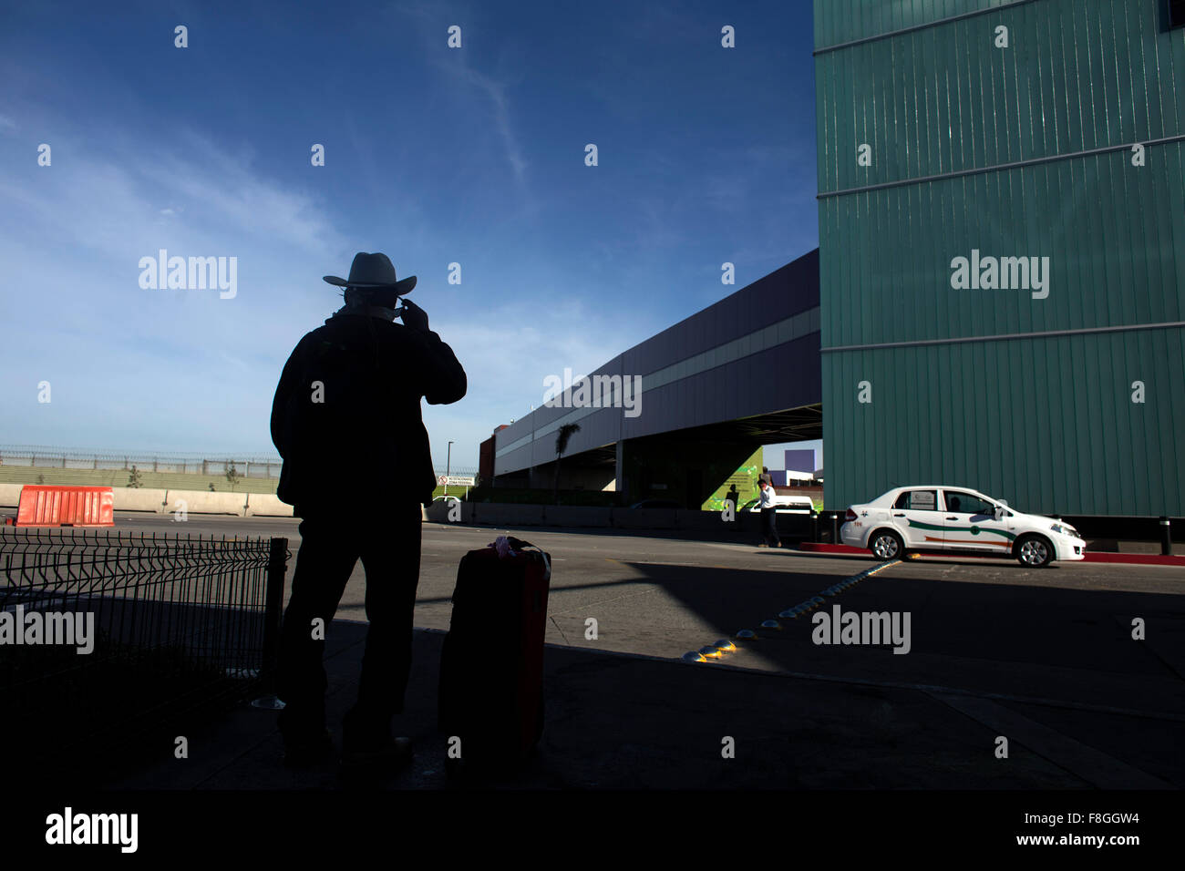 Tijuana, Mexiko. 9. Dezember 2015. Ein Passagier steht vor der internationalen Brücke, bekannt als Cross Border Xpress (CBX) am Flughafen Tijuana, nordwestlichen Mexiko, 9. Dezember 2015. Die CBX verbindet San Diego in Kalifornien im Südwesten der Vereinigten Staaten mit Tijuana in Baja California State, nordwestlichen Mexiko, die mehr als 4,5 Millionen Passagiere pro Jahr profitieren. © Guillermo Arias/Xinhua/Alamy Live-Nachrichten Stockfoto