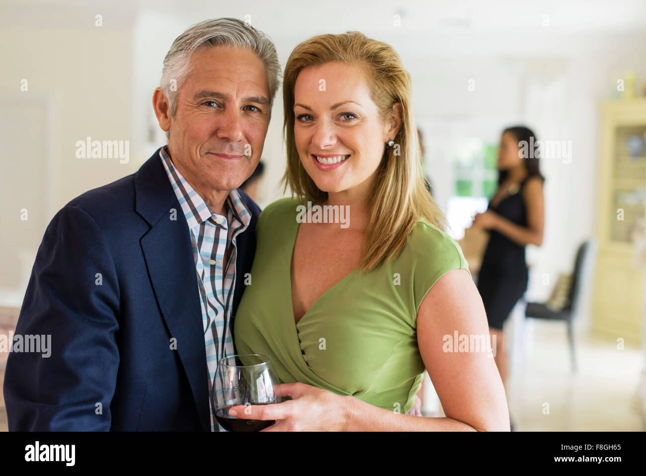 Kaukasische paar Weintrinken auf party Stockfoto