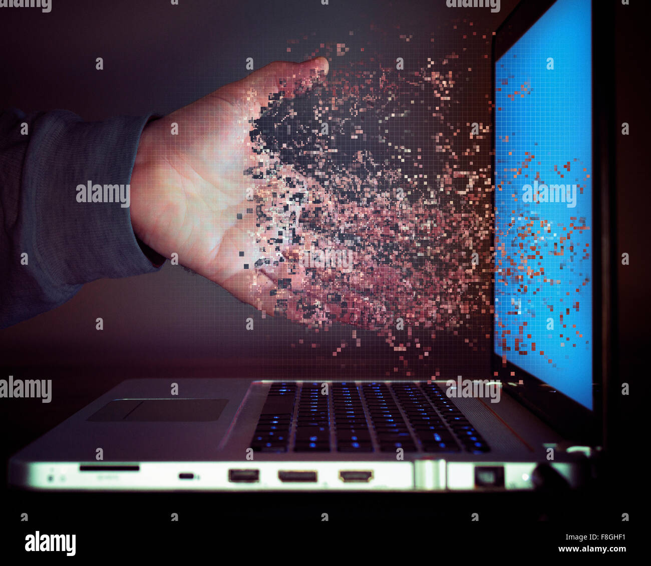 Pixelige Hand des kaukasischen Mann in Laptop-Bildschirm Auflösung Stockfoto