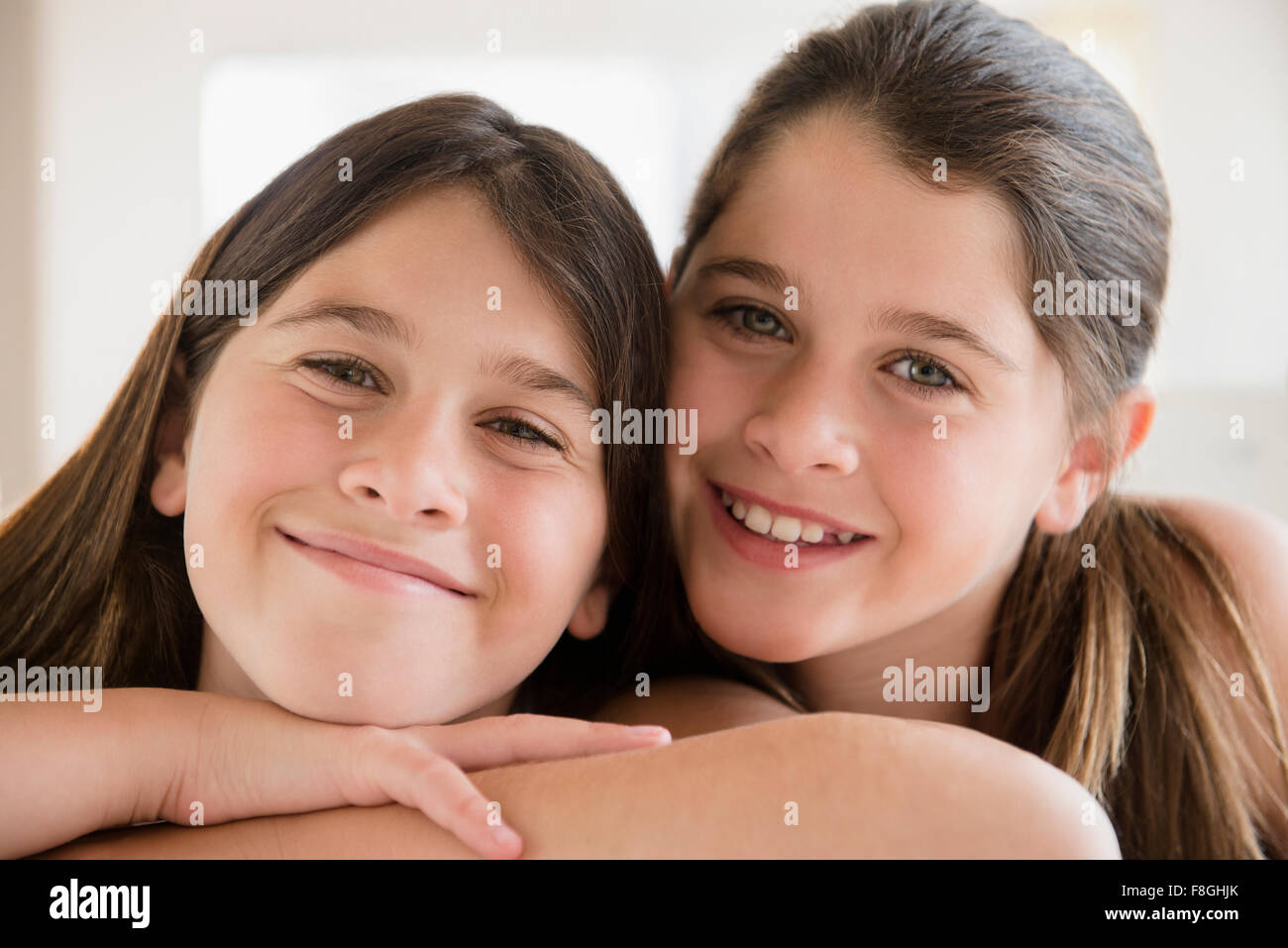 Kaukasische Zwillingsschwestern lächelnd Stockfoto