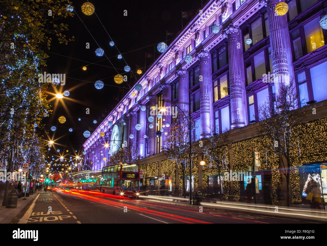 LONDON, UK - 9. Dezember 2015: Ein Blick auf das wunderschön beleuchtete Selfridge-Kaufhaus in der Weihnachtszeit auf Oxford Stre Stockfoto