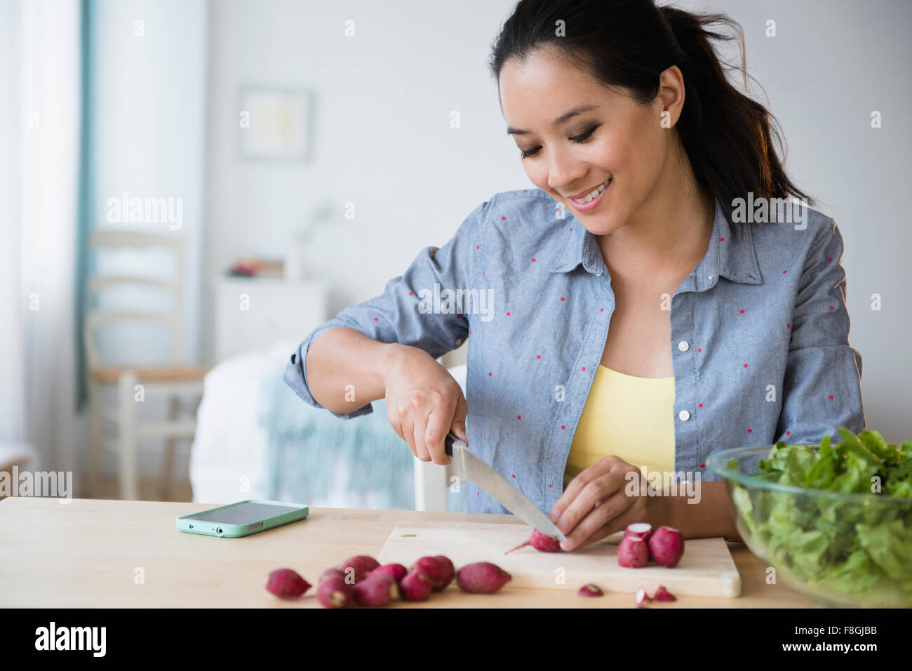 Chinesische Frau bereitet Salat Stockfoto