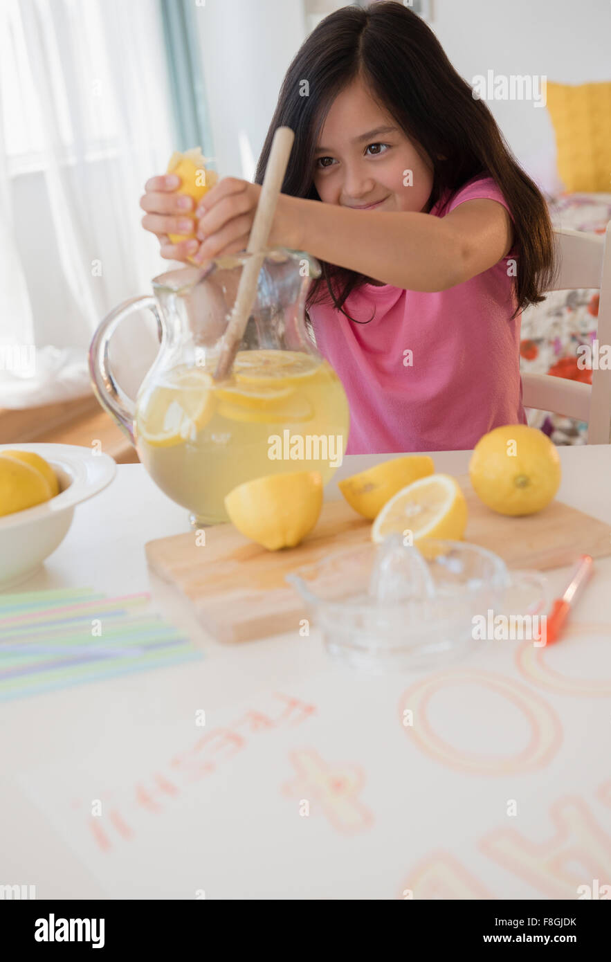 Mädchen quetschen Zitronen für Limonade Stockfoto