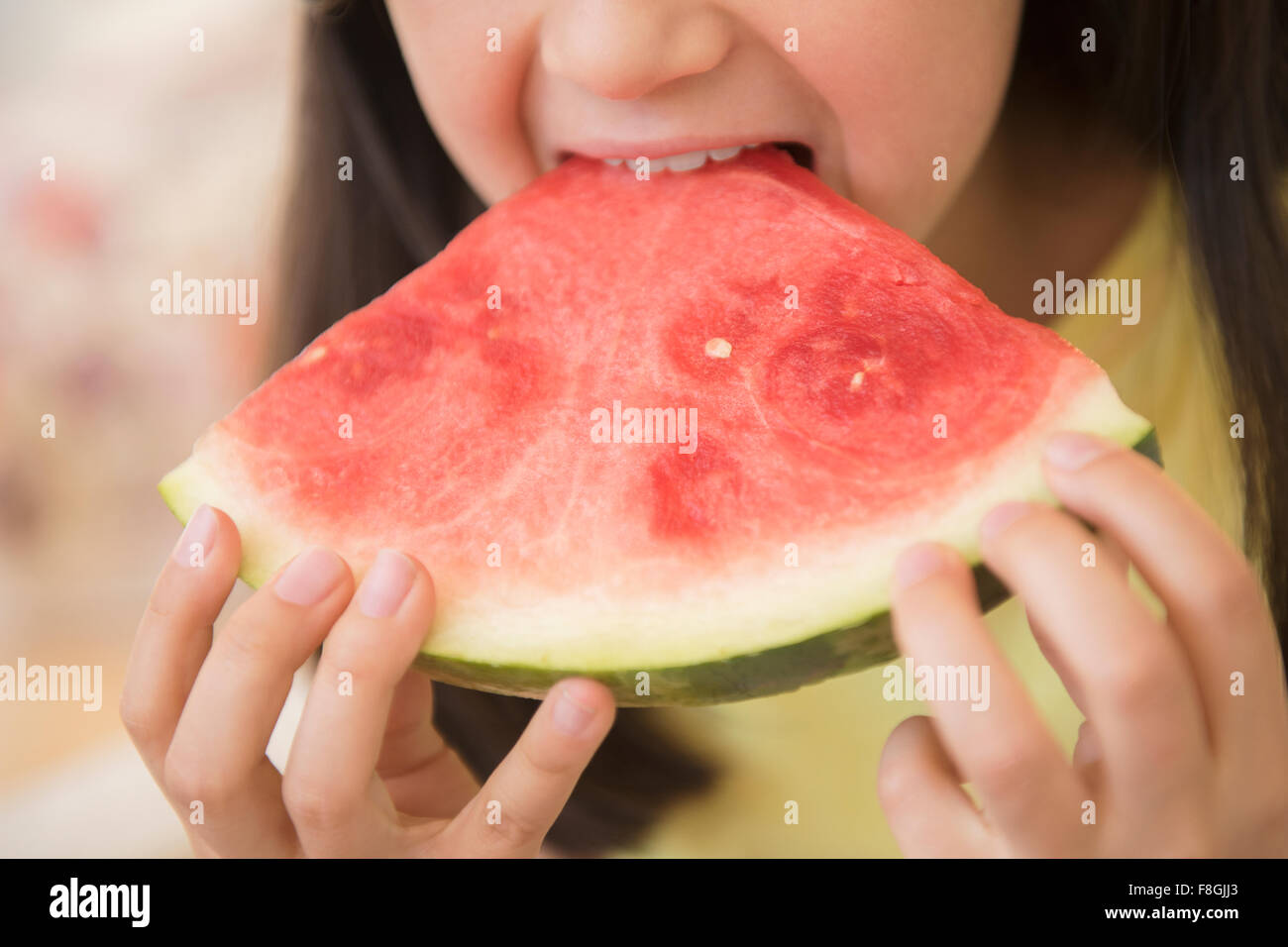 Nahaufnahme von Mädchen essen Wassermelone Stockfoto