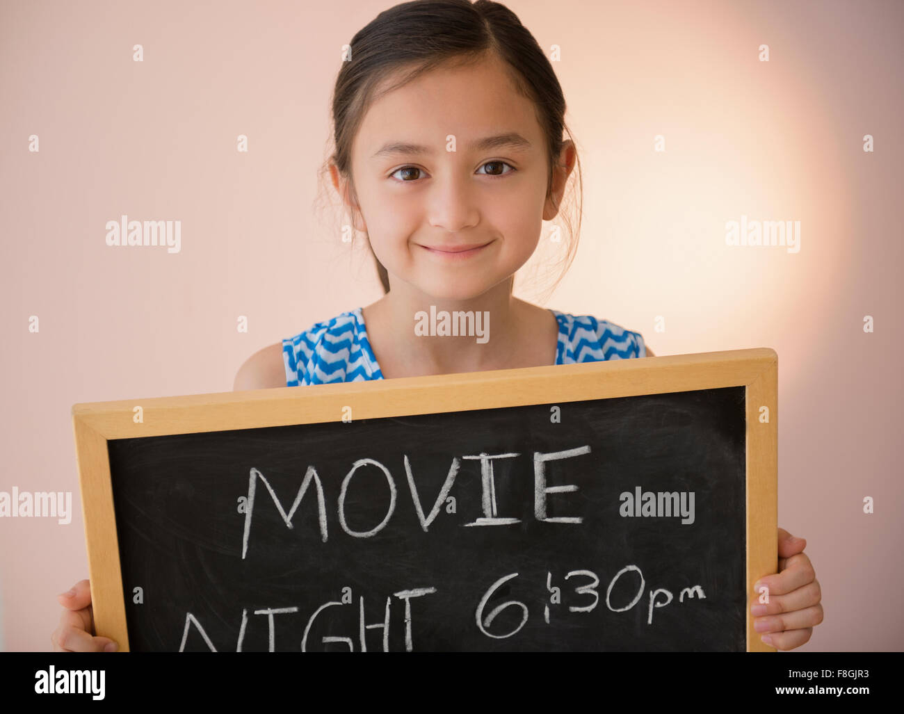 Mädchen mit Tafel-Film-Nacht-Schild Stockfoto