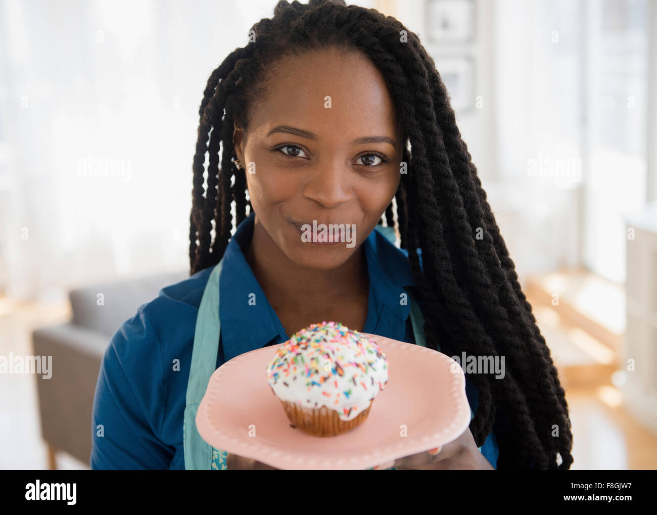 Schwarze Frau mit Kuchen auf Teller Stockfoto