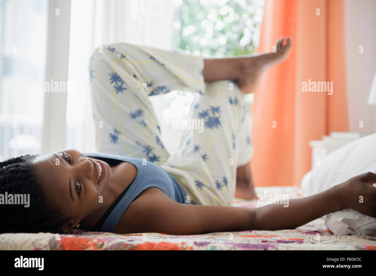 Schwarze Frau auf Bett Stockfoto
