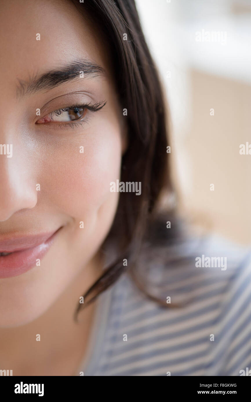 Nahaufnahme des Gesichts der lächelnde Hispanic Frau Stockfoto