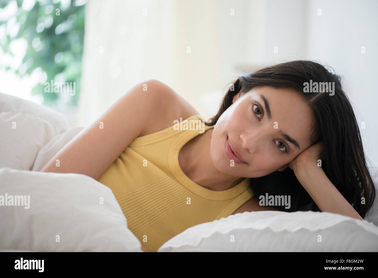 Hispanic Frau im Bett Stockfoto