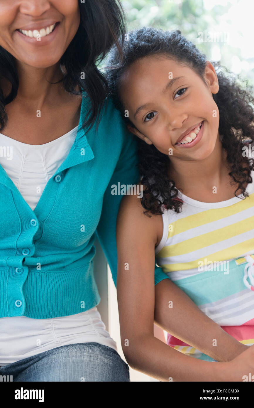 Mutter und Tochter lächelnd Stockfoto