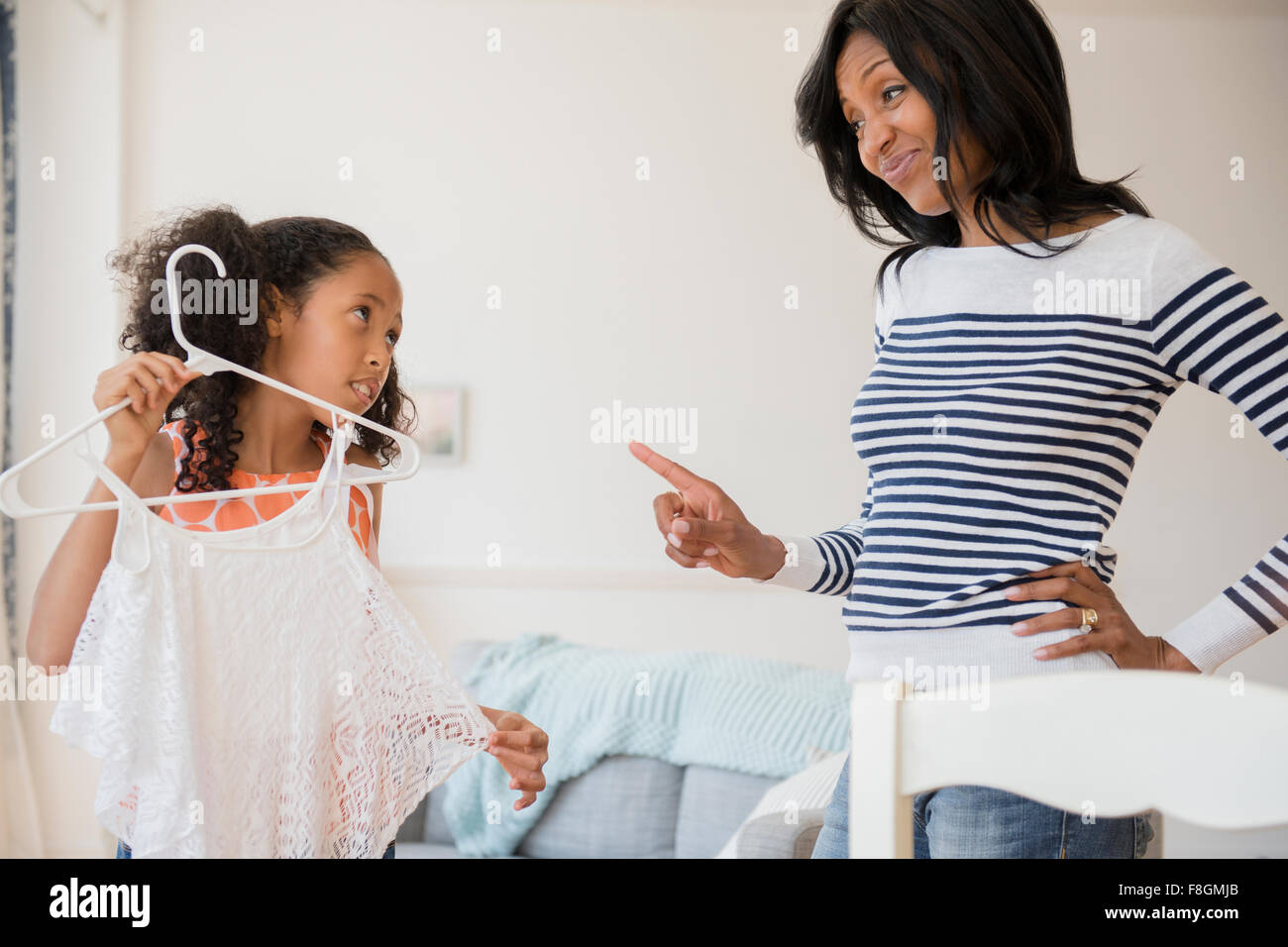 Tochter Mutter missbilligenden shirt Stockfoto