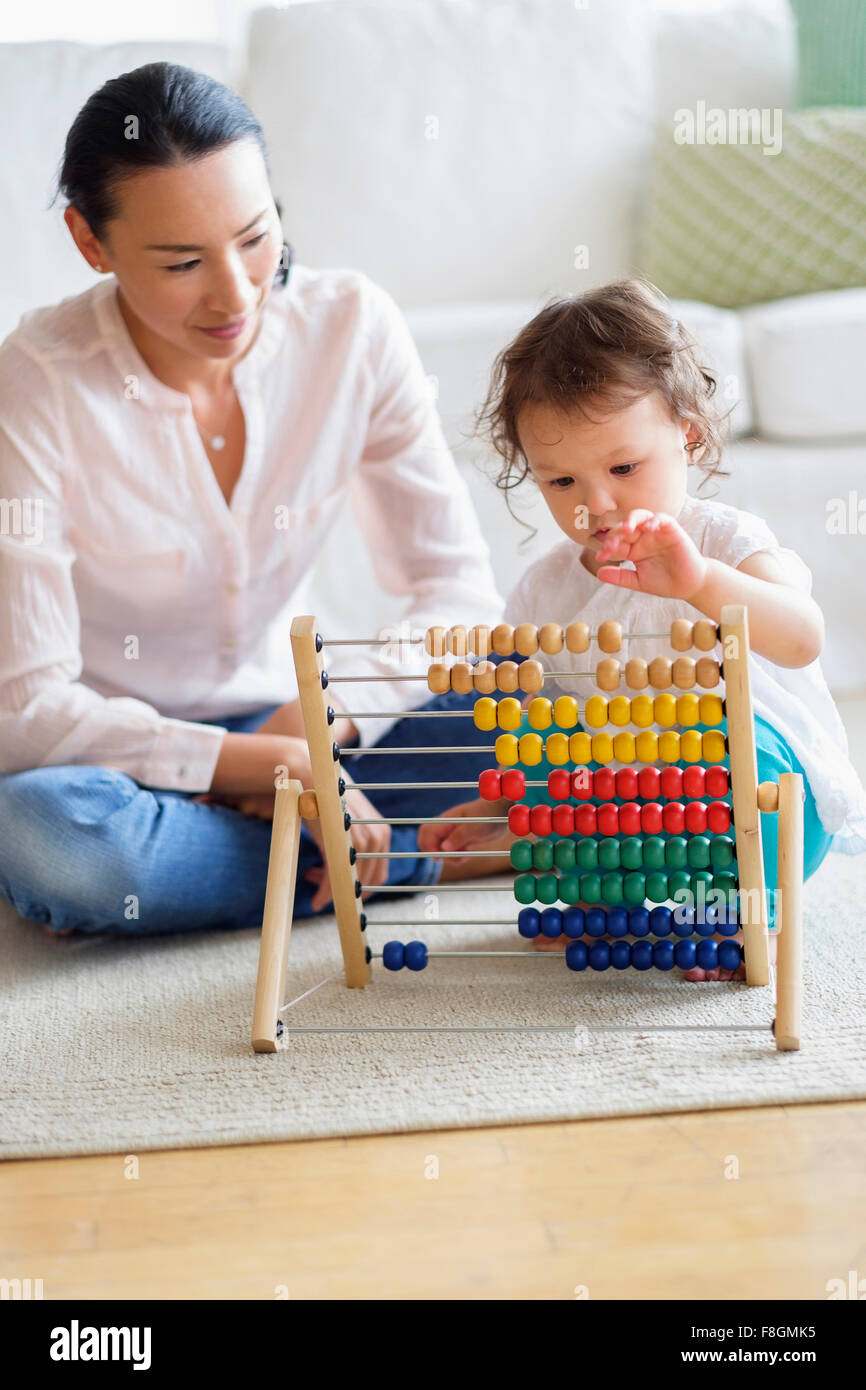 Mutter und Baby Mädchen spielen mit abacus Stockfoto