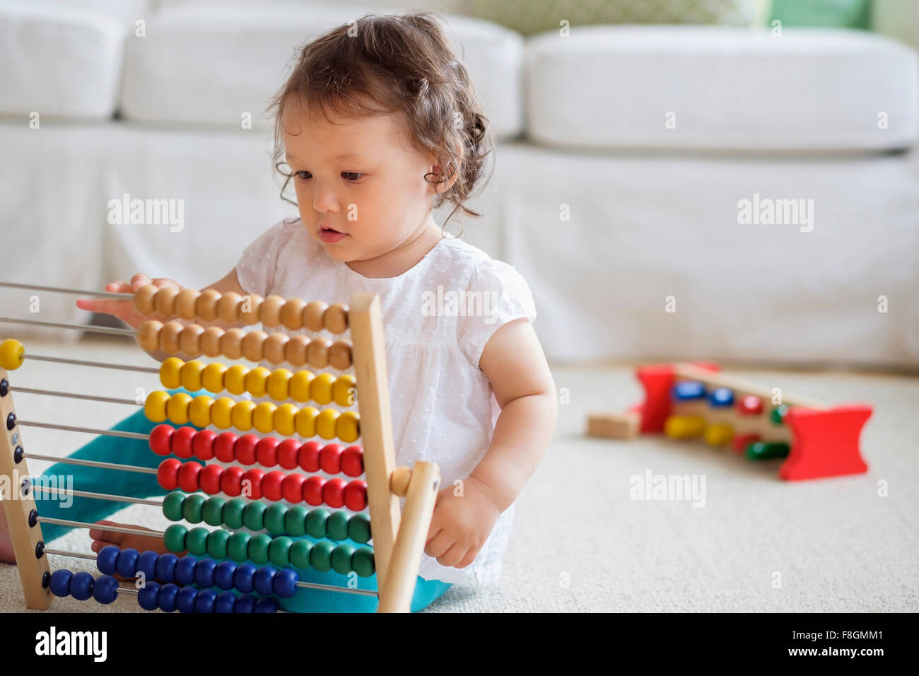 Gemischte Rassen Babymädchen spielen mit abacus Stockfoto