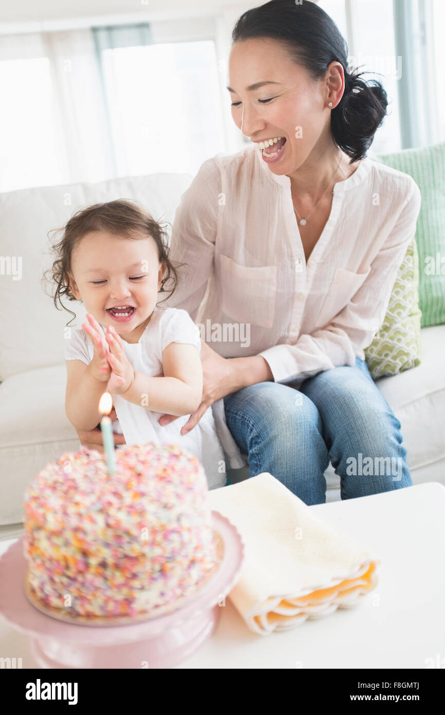Mutter und Baby Tochter feiert Geburtstag Stockfoto