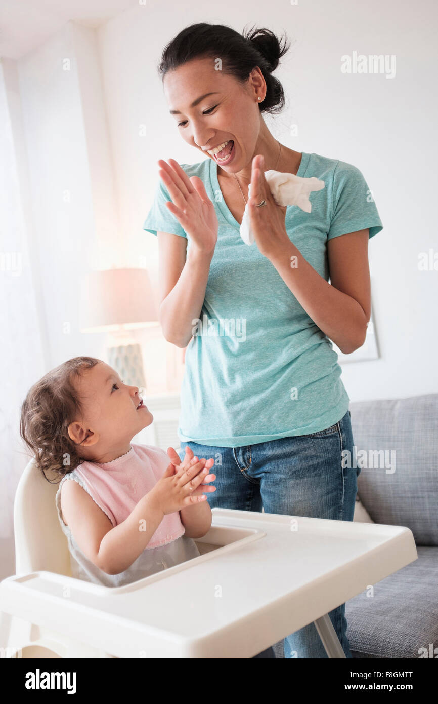 Mutter mit Tochter klatschten Stockfoto