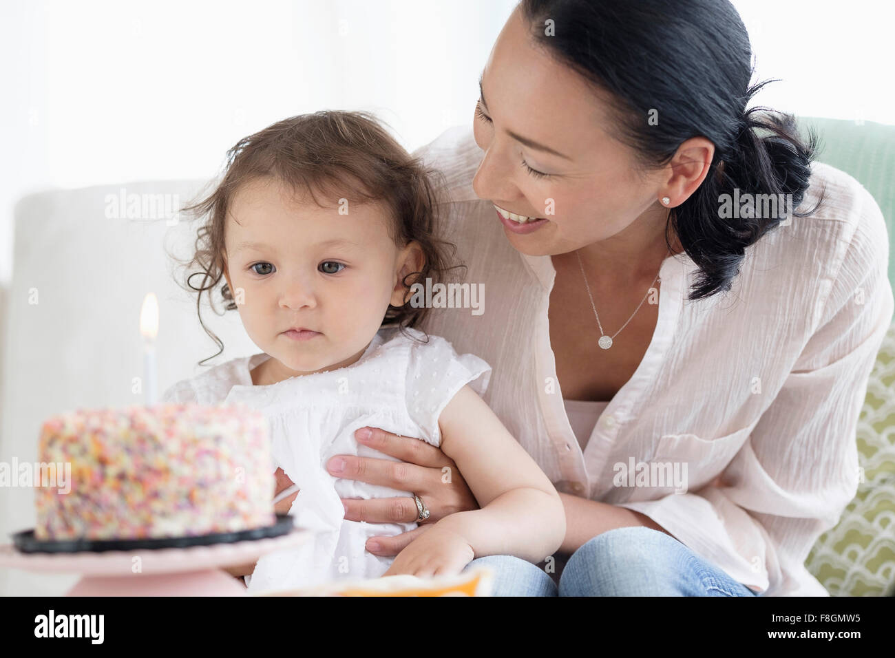 Mutter und Baby Tochter feiert Geburtstag Stockfoto