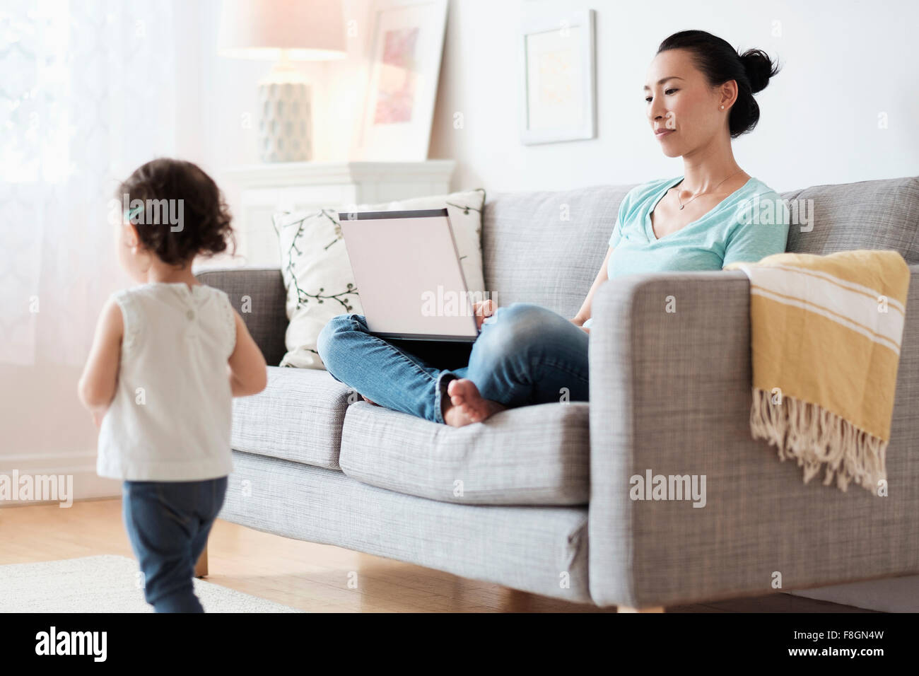 Mit Laptop ignorieren Tochter Mutter Stockfoto