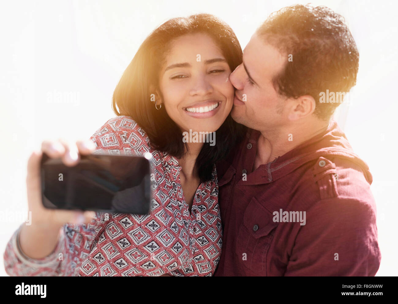 Hispanische paar nehmen Selfie im freien Stockfoto
