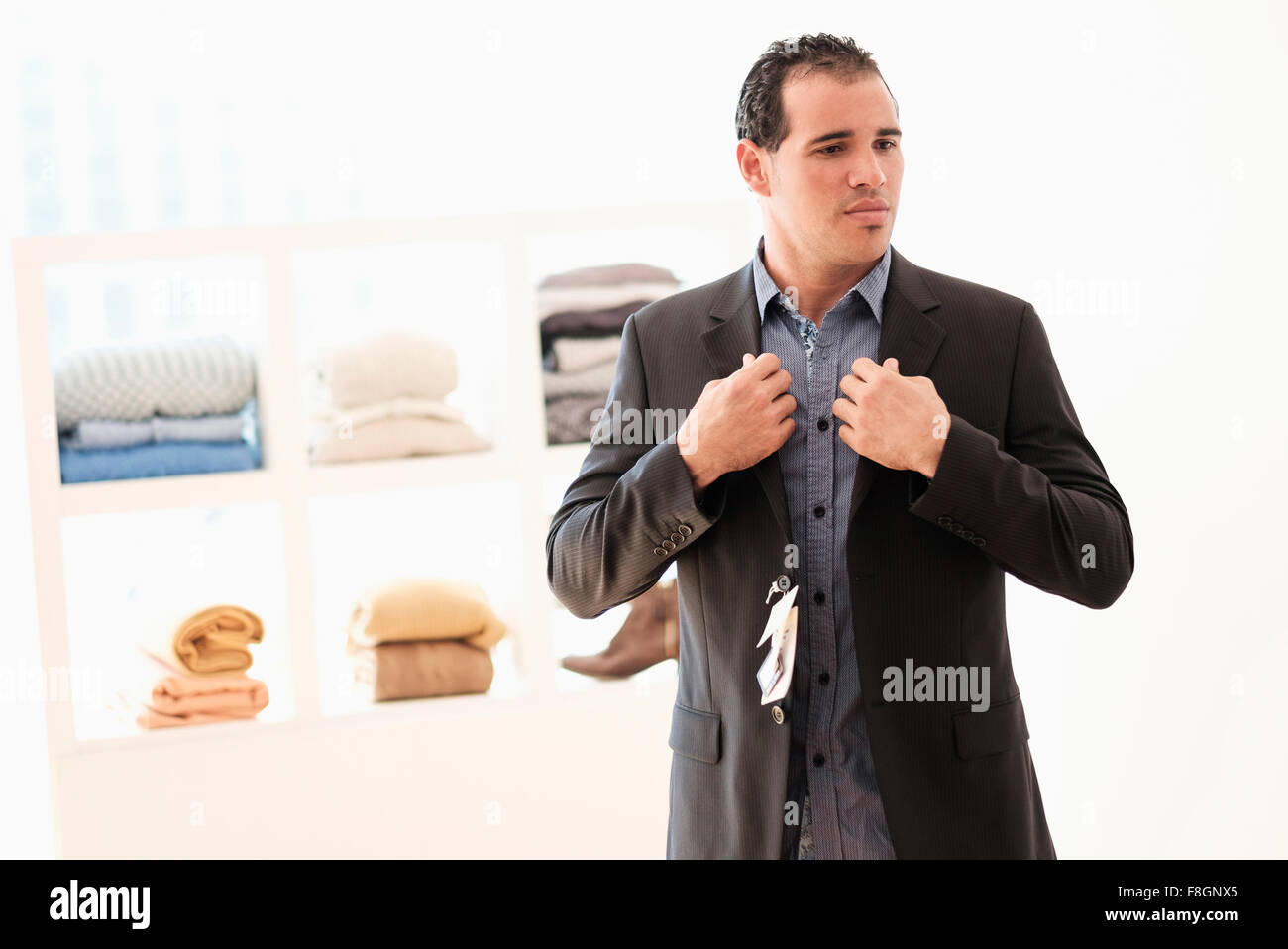 Hispanic Mann versucht auf Anzug im store Stockfoto