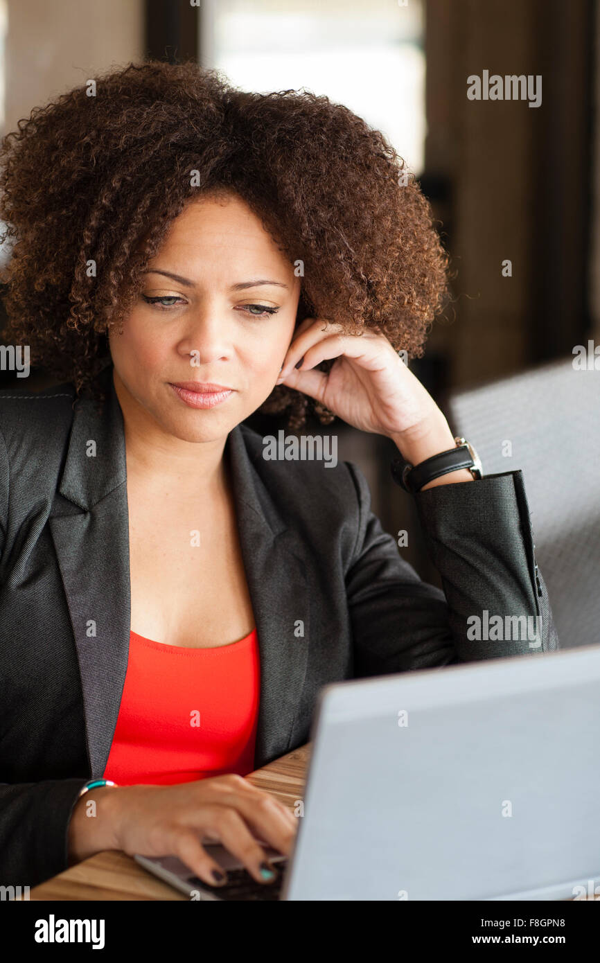 Gemischte Rassen Geschäftsfrau auf laptop Stockfoto
