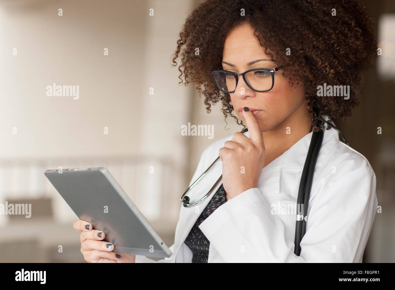 Gemischte Rassen Geschäftsfrau mit digital-Tablette in office Stockfoto