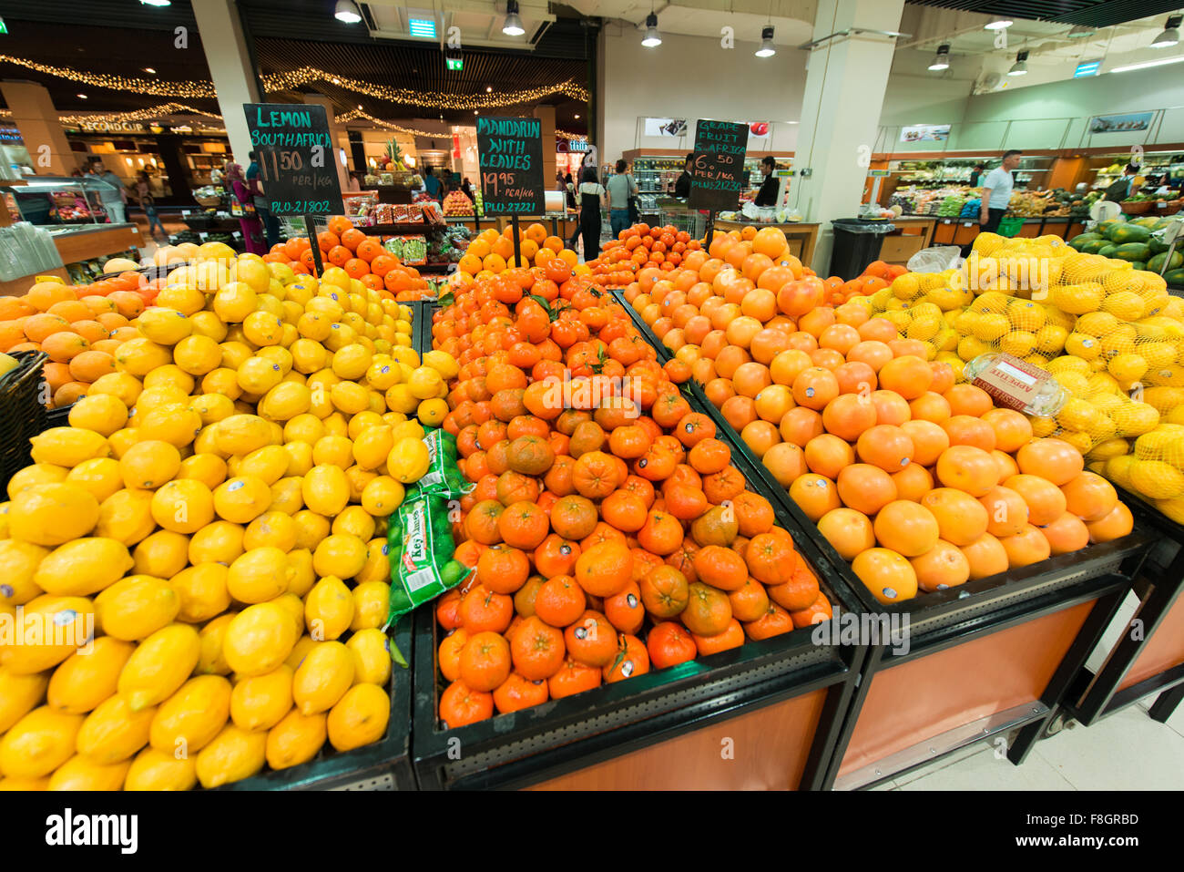 Dubai - 8. August 2014: Dubai Supermarkt Waitrose am 8. August in Dubai, VAE. Dubai Supermarkt Waitrose ist der größte Supermarkt Stockfoto