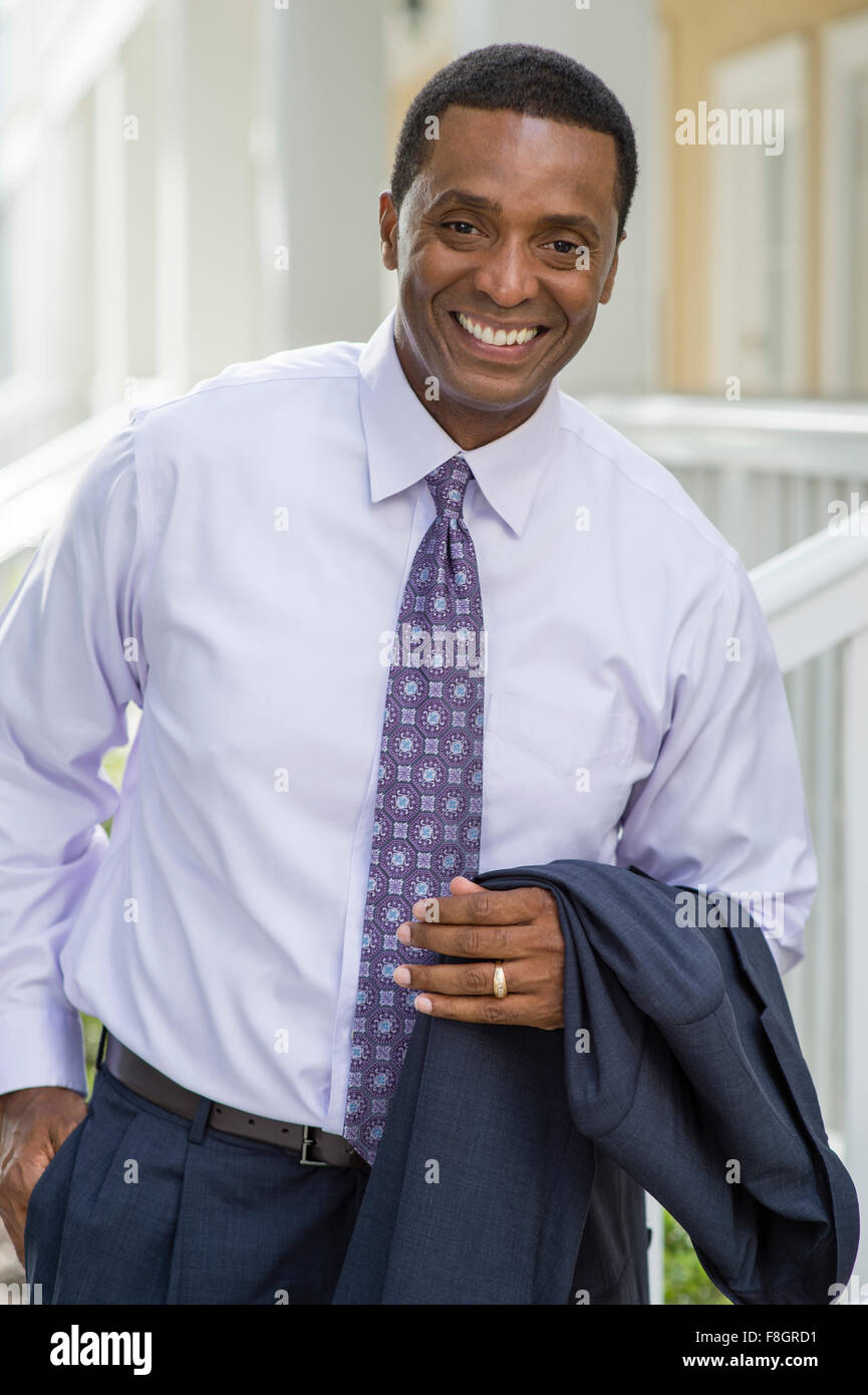 Lächelnde schwarze Geschäftsmann im Freien stehen Stockfoto